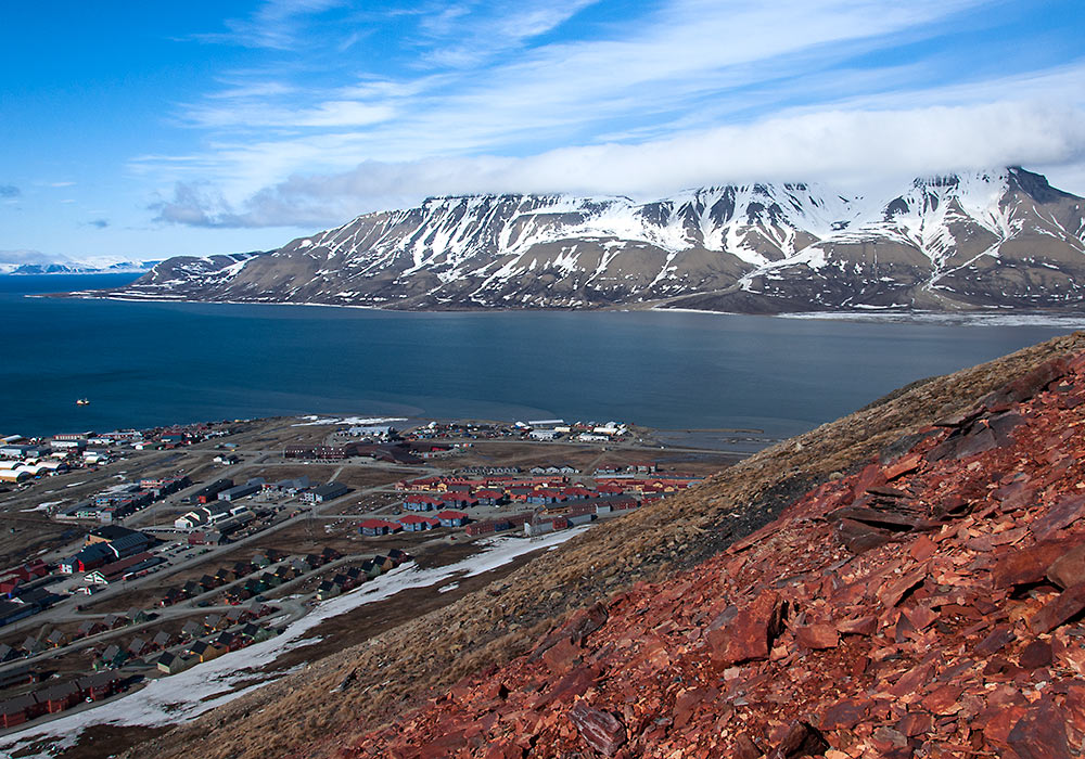 Longyearbyen sett fra Sukkertoppen