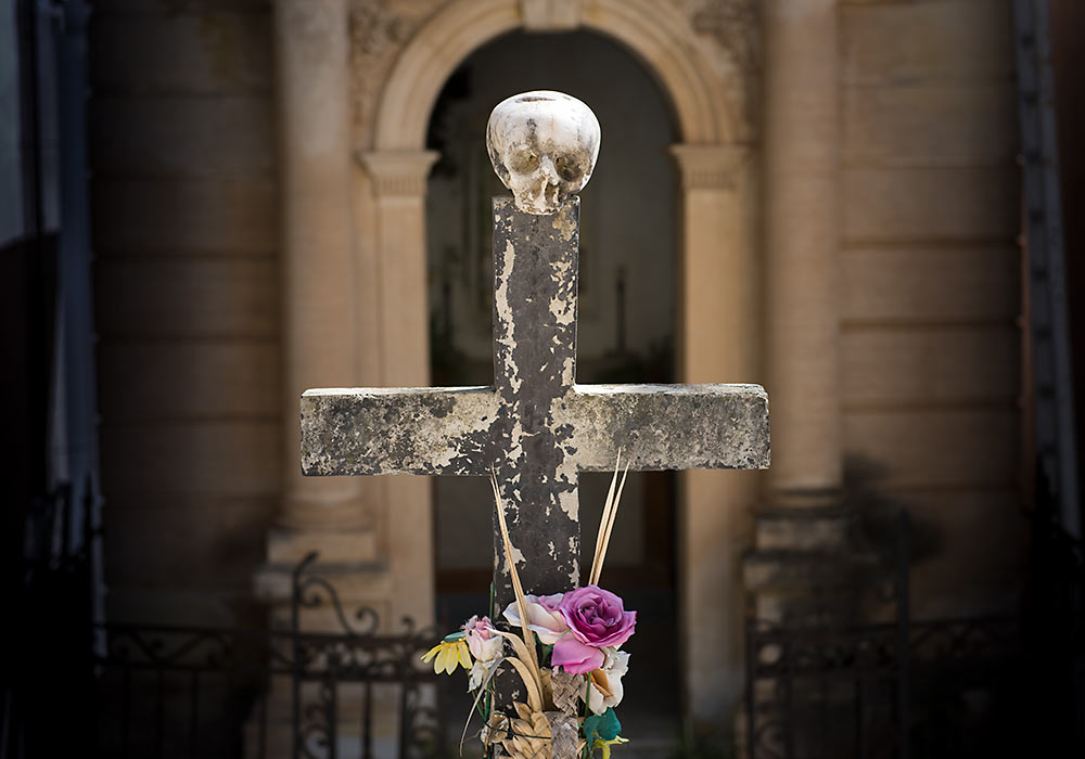 Gravstøtte med kranium på kirkegården i Cefalù (Sicilia)