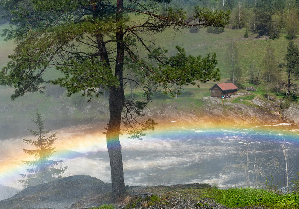 Regnbue over elva ved Blaafarveværket 
